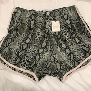 Acacia smith L sage python silk NWT